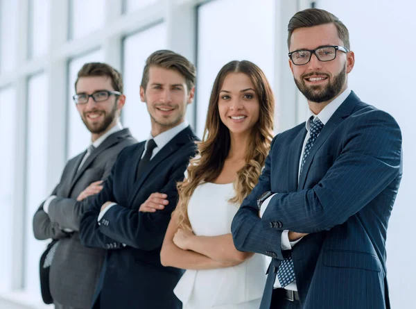 Empleados de la empresa de pie en una oficina brillante —  Fotos de Stock