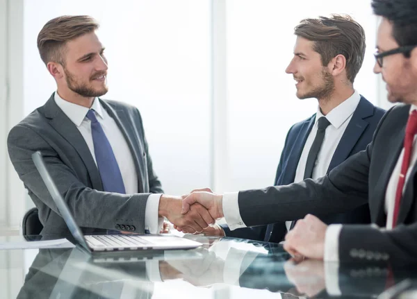 Handslag för affärspartners vid ett möte på kontoret — Stockfoto