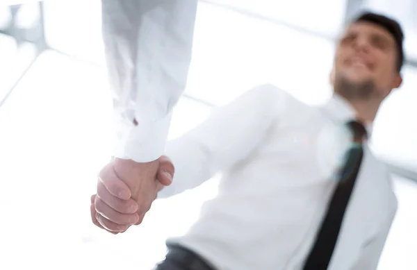 Zakenmensen hand schudden, zakenmensen hand schudden — Stockfoto