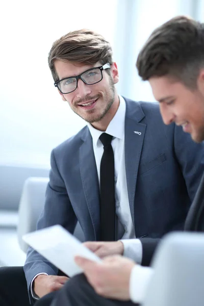 Dos personas de negocios elegantes sonrientes mirando algo en la tableta digital — Foto de Stock