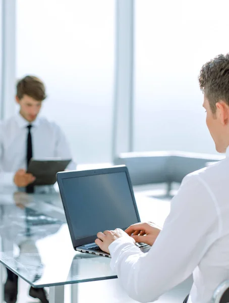 Geschäftskollegen arbeiten in einem modernen Büro. — Stockfoto