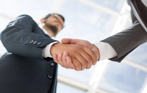 Inferiore view.handshake uomini d'affari — Foto Stock