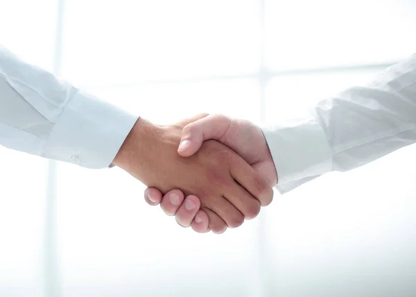Close up.handshake de gens d'affaires sur un fond clair — Photo