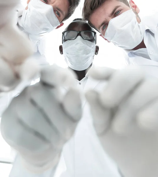 Close-up. Een groep chemici doet onderzoek — Stockfoto