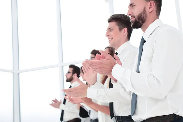 Close up.smiling business team applaude in piedi — Foto Stock