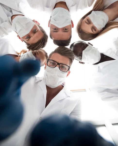Anestetiker och kirurger som arbetar i operationssalen — Stockfoto