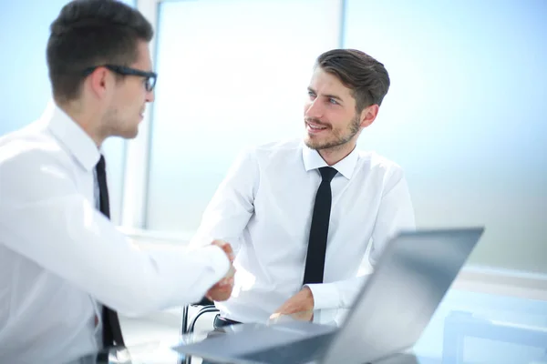 Närbild skakar hand och gratulerar till sysselsättningen. Begreppet samverkan, nya möjligheter — Stockfoto