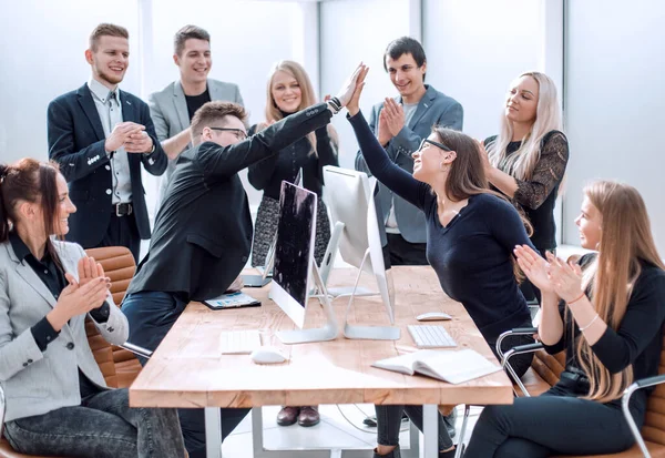Szczęśliwy zespół biznesowy pokazujący swój sukces w miejscu pracy — Zdjęcie stockowe