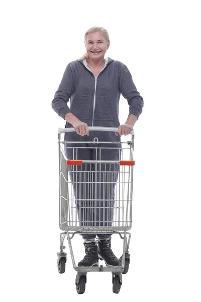 Em pleno crescimento. mulher sorridente em roupas casuais com carrinho de compras — Fotografia de Stock