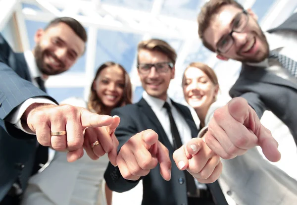 Close up.smiling equipe de negócios apontando para você — Fotografia de Stock