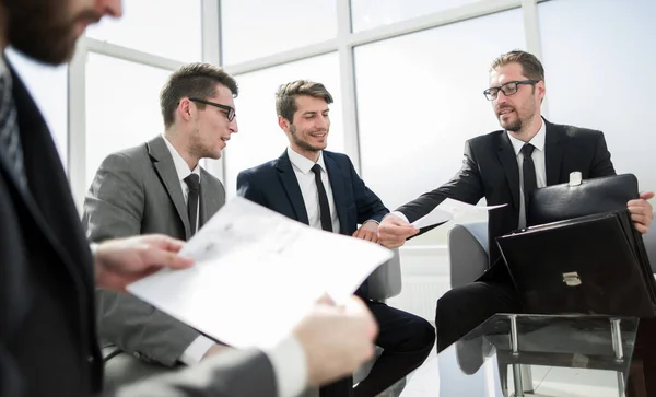 Hombre de negocios y equipo de negocios estudiando las condiciones del contrato — Foto de Stock