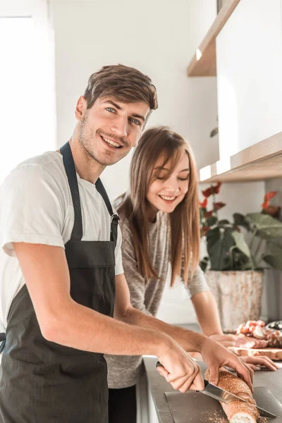 Fecha. belo jovem casal preparando café da manhã juntos — Fotografia de Stock