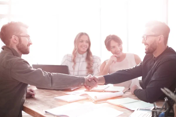 Handdruk zakenmensen op een vergadering in het kantoor — Stockfoto