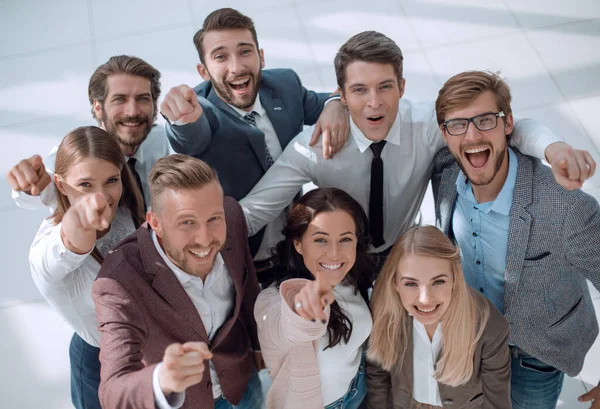 Glückliches Team erfolgreicher junger Geschäftsleute, die auf Sie zeigen — Stockfoto