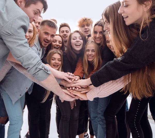 Grande grupo de jovens like-minded pessoas juntando suas palmas — Fotografia de Stock