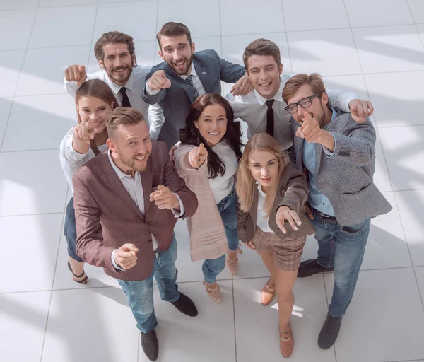 Ansicht von oben. eine Gruppe lächelnder junger Geschäftsleute zeigt auf dich. — Stockfoto