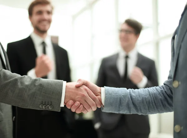 Üzleti kollégák kezet fognak. az együttműködés fogalma — Stock Fotó