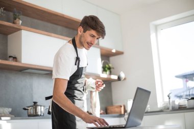 Başarılı iş adamı sizi ofisine davet ediyor.
