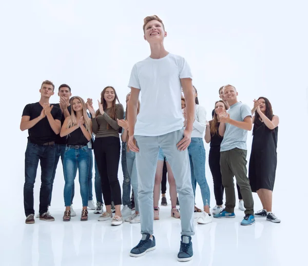 Tipo casual de pie frente a un grupo de jóvenes diversos — Foto de Stock