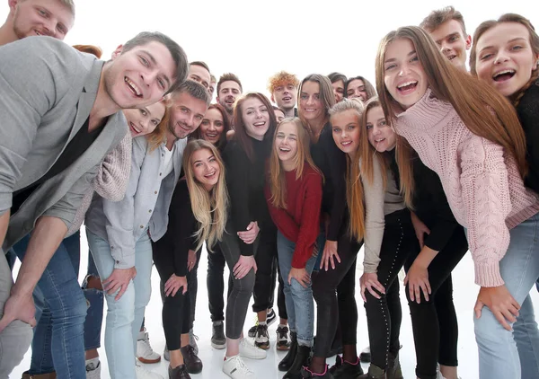 Große Gruppe selbstbewusster junger Menschen, die zusammenstehen — Stockfoto