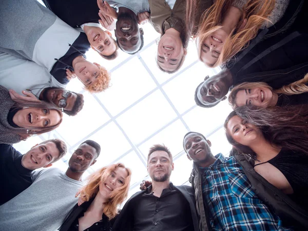 På nära håll. grupp glada ungdomar som står i en cirkel — Stockfoto