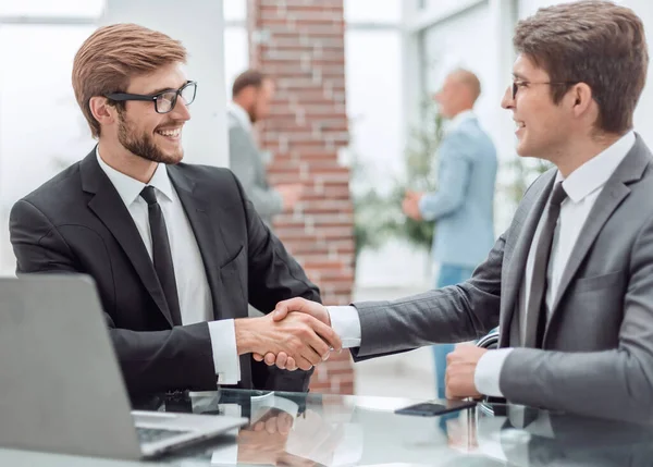 Empresários apertando as mãos durante uma reunião de negócios. — Fotografia de Stock