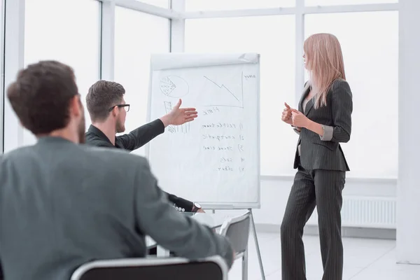 Businesswoman makes a presentation of the new project — Stock Photo, Image