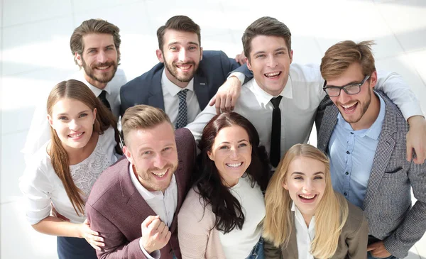 Equipo de jóvenes empresarios exitosos de pie juntos —  Fotos de Stock