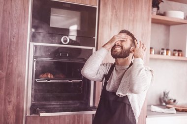 Yanmış kruvasanlarla fırının yanında duran adam şaşırdı..