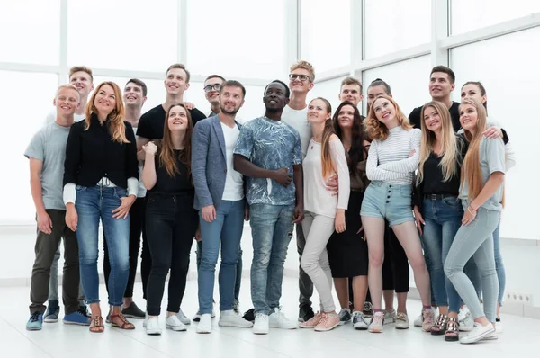 Grupp framgångsrika ungdomar som står tillsammans. — Stockfoto