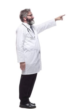 Erkek doktor beyaz ekranı işaret ediyor. bir beyaz üzerinde izole