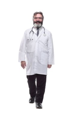 Tam gelişim. Kendine güvenen erkek doktor ileri doğru ilerliyor..