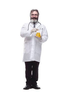 Laboratuvar şişesiyle gülümseyen bir doktor. bir beyaz üzerinde izole
