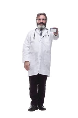 Arkadaş canlısı doktor terapisti ziyaretçi kartını gösteriyor. bir beyaz üzerinde izole