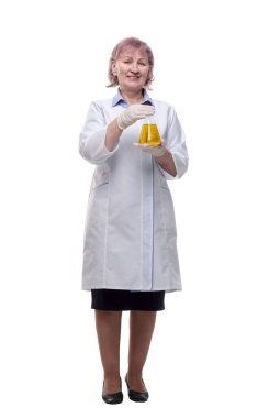 Laboratuvar matarası olan bir kadın doktor. bir beyaz üzerinde izole