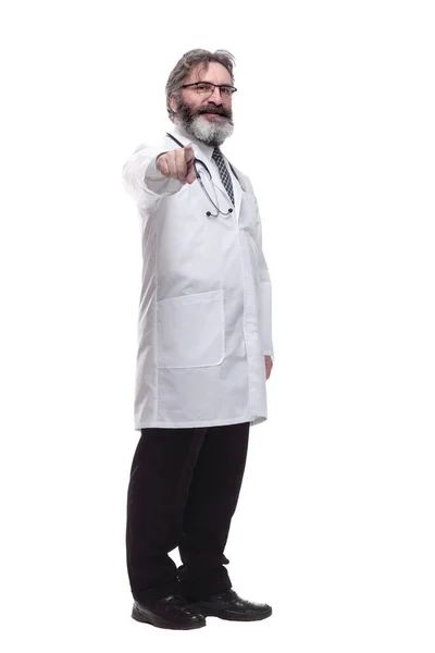 Starszy lekarz prowadzący ze stetoskopem. izolowany na białym — Zdjęcie stockowe