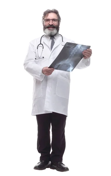 Χαμογελαστός γιατρός με ακτινογραφία ασθενούς. απομονωμένο σε λευκό — Φωτογραφία Αρχείου
