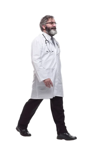 I full tillväxt. säker manlig läkare kliva framåt. — Stockfoto