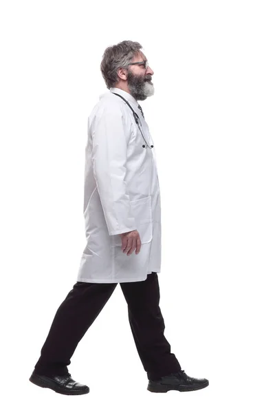 V plném růstu. sebevědomý lékař kráčí vpřed. — Stock fotografie