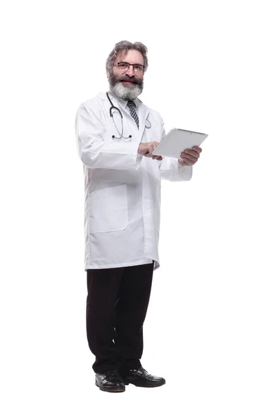 Lékař terapeut ukazující na formulář ve schránce — Stock fotografie