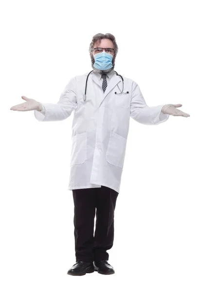 Médecin thérapeute dans un masque de protection. isolé sur un blanc — Photo