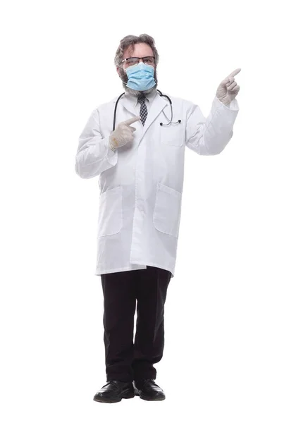 Γιατρός θεραπευτής με προστατευτική μάσκα. απομονωμένο σε λευκό — Φωτογραφία Αρχείου