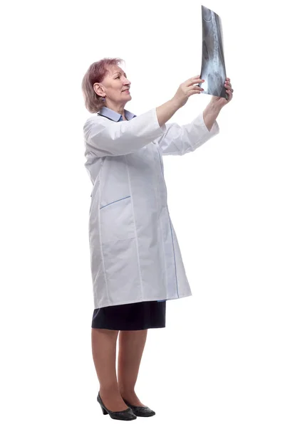 Medico donna con una radiografia. isolato su un bianco — Foto Stock