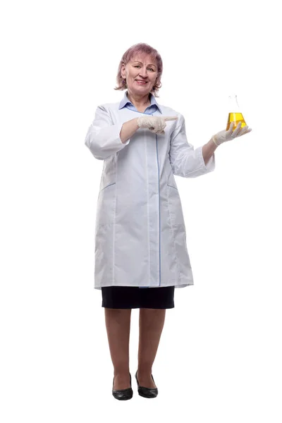 Жінка-лікар вказує на результати тесту. ізольовані на білому — стокове фото
