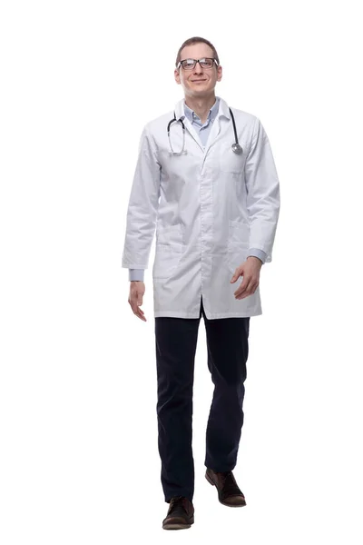 Впевнений медичний фахівець піднімається до вас. ізольовані на білому — стокове фото