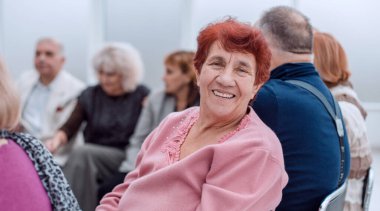 Önde poz veren çeşitli iş adamları.