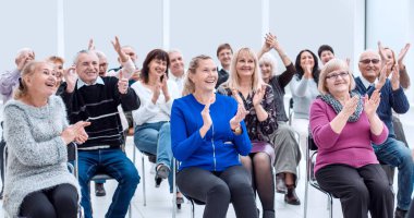 Sözcü kurumsal İş Konferansı hakkında bir konuşma yapacak. Seyirciler