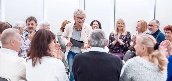 Formación empresarial personas de la tercera edad en sala — Foto de Stock