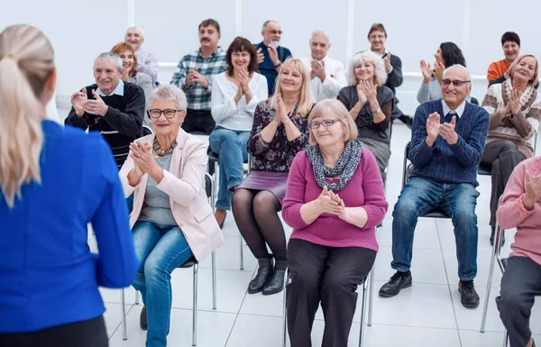 Mujer de mediana edad gerente ejecutivo empresa representante welco — Foto de Stock