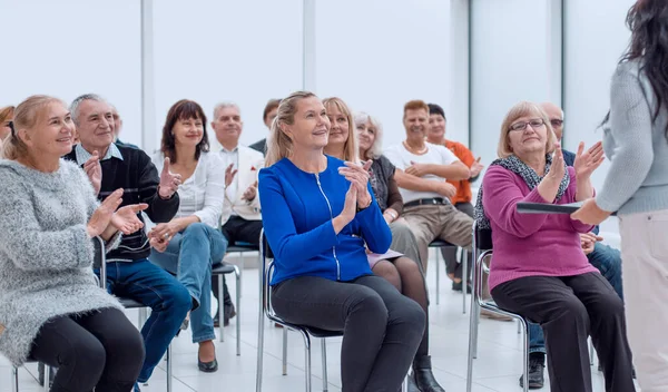 Sonrientes jubilados felices estudiando. Muchos ancianos en la sala de conferencias. — Foto de Stock